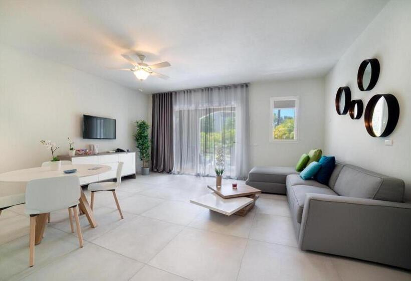 سوییت خانوادگی, TRACADERO Beach Club & Holidays Rentals