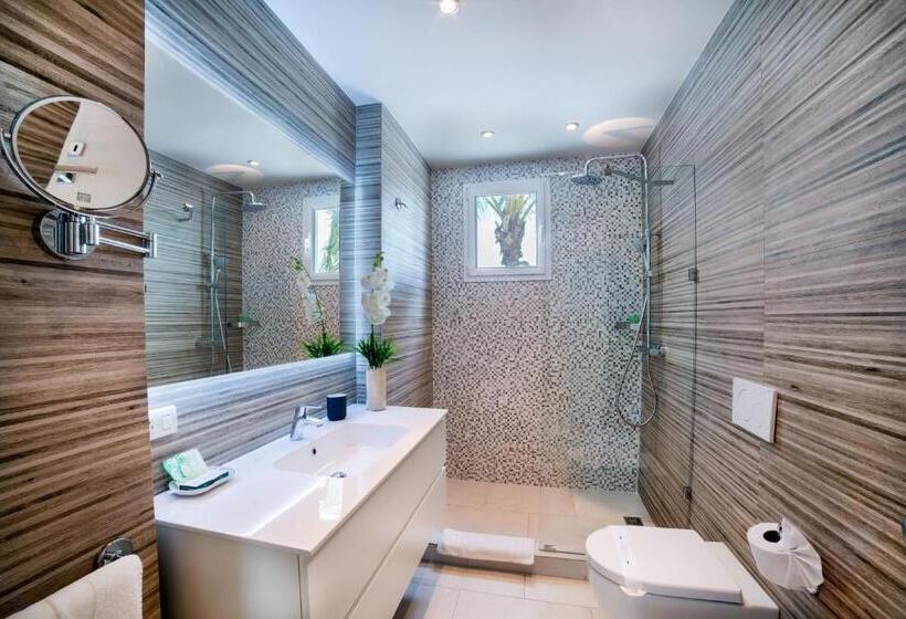 سوییت, TRACADERO Beach Club & Holidays Rentals