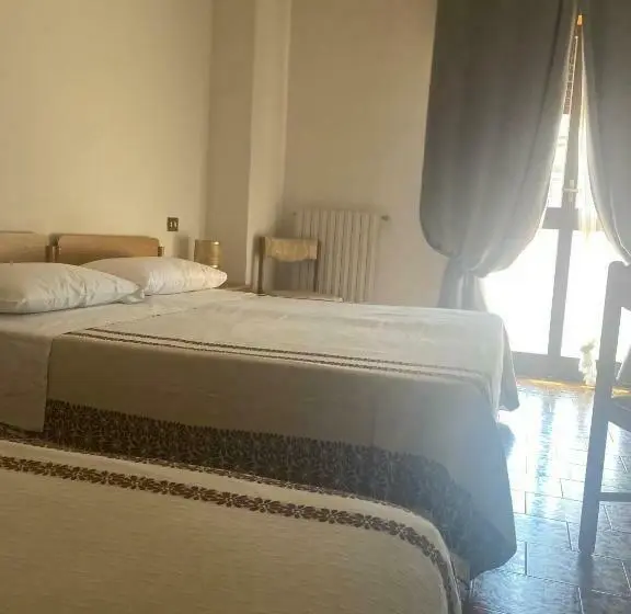 Standard Kolmen Hengen Huone, L Ideale