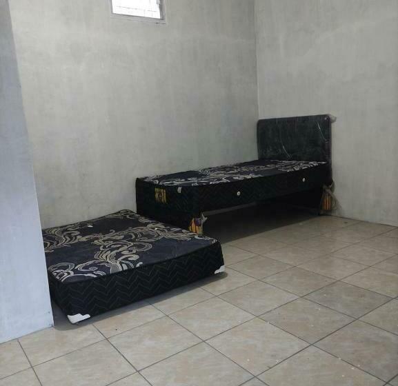 חדר אקונומי, Spot On 93042 Lina Homestay Syariah