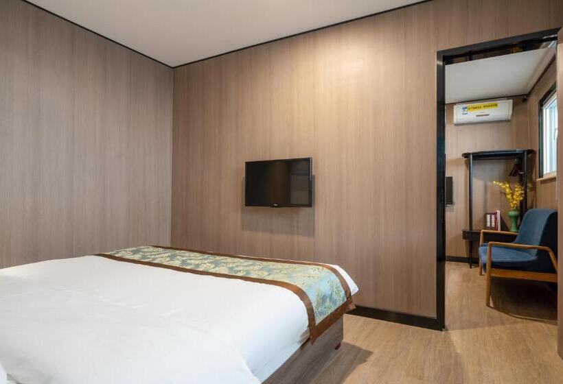 سوییت سوپریور, East Sacred Hotel ᴸᴱo   Foreign Accept   Two Minutes Walk To Subway 丨tourism Service English Speakin