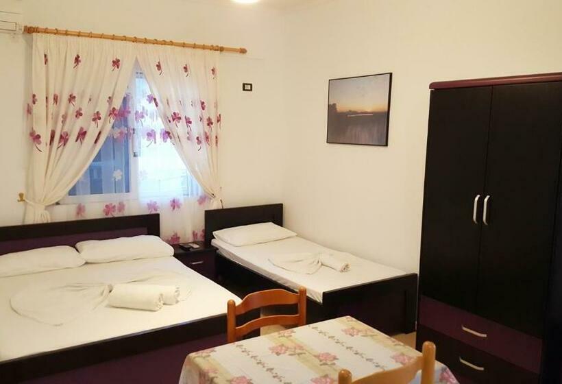 اتاق راحتی سه تخته, Family Hotel Haruni