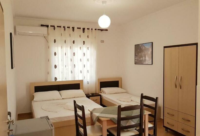 اتاق راحتی سه تخته, Family Hotel Haruni