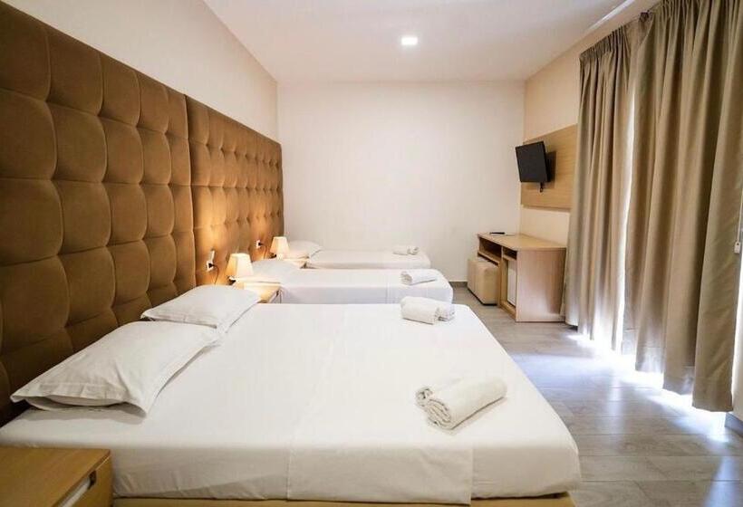 غرفة عائلية مطلّة علي البحر, Freskia