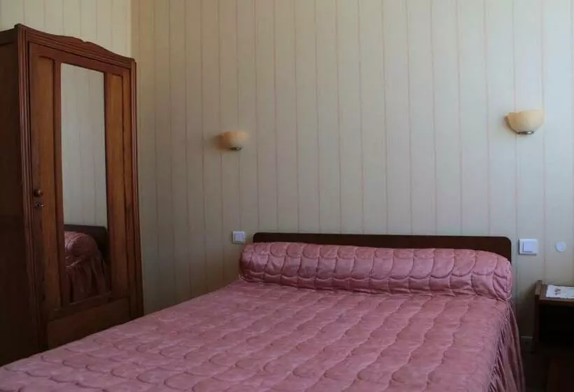 Standard Neljän Hengen Huone, Hôtel Ladagnous