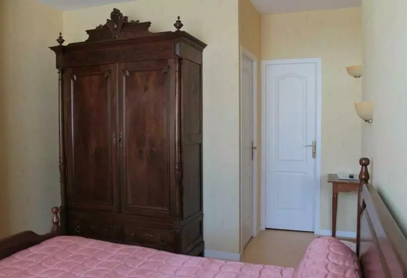 Standard Neljän Hengen Huone, Hôtel Ladagnous