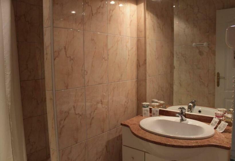 חדר סטנדרט לארבעה, Hôtel Ladagnous