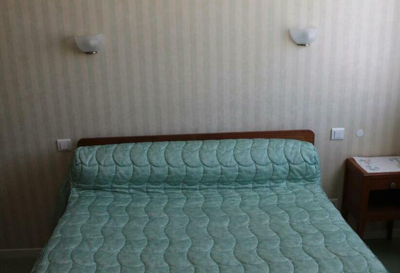 חדר סטנדרט לארבעה, Hôtel Ladagnous