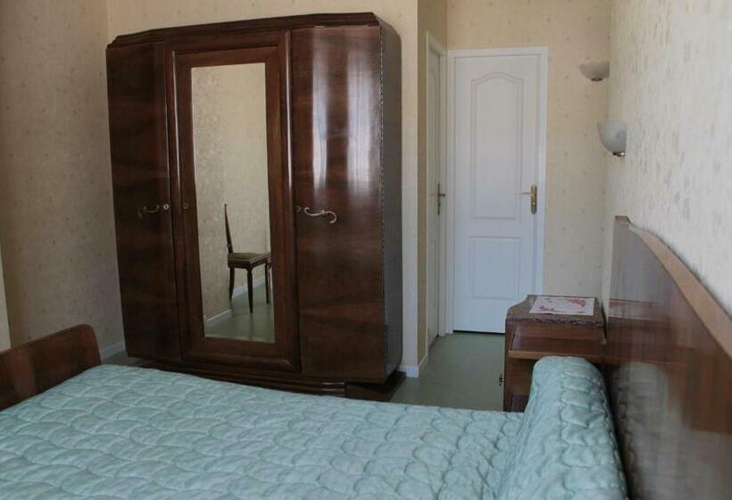 Четырехместный Номер Стандарт, Hôtel Ladagnous