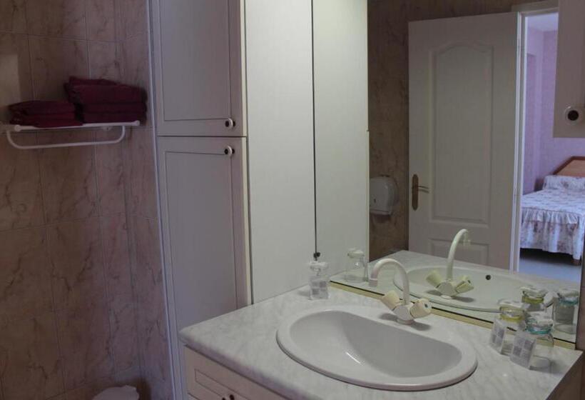 חדר סטנדרט לשלושה, Hôtel Ladagnous