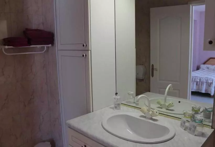 Standard Kolmen Hengen Huone, Hôtel Ladagnous