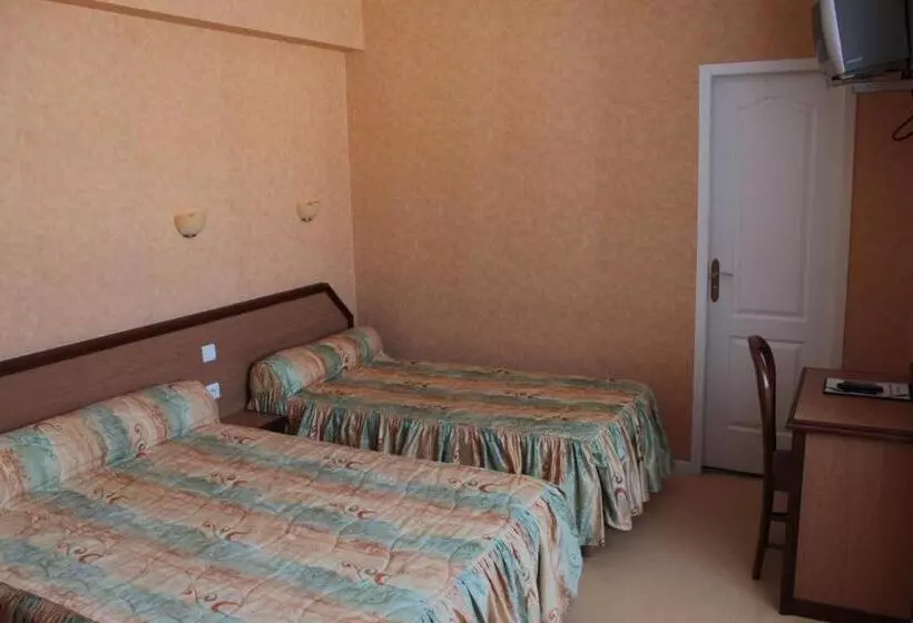 Standard Kolmen Hengen Huone, Hôtel Ladagnous