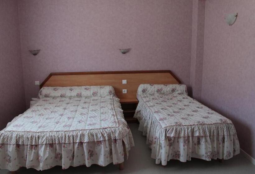 חדר סטנדרט לשלושה, Hôtel Ladagnous