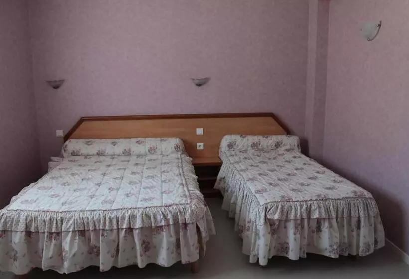 Standard Kolmen Hengen Huone, Hôtel Ladagnous