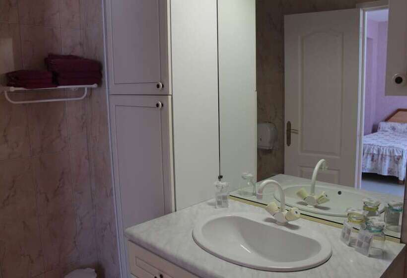 חדר סטנדרט לשלושה, Hôtel Ladagnous