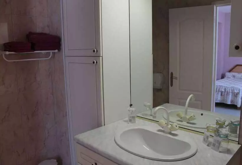 Standard Kolmen Hengen Huone, Hôtel Ladagnous