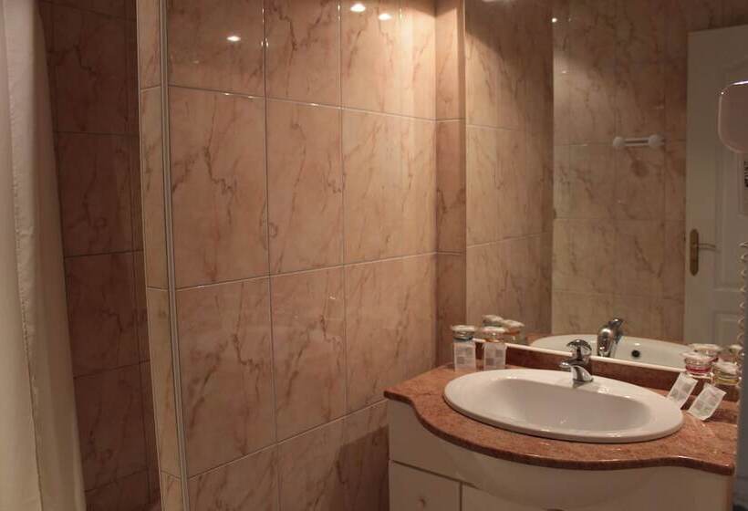 חדר סטנדרט לארבעה, Hôtel Ladagnous