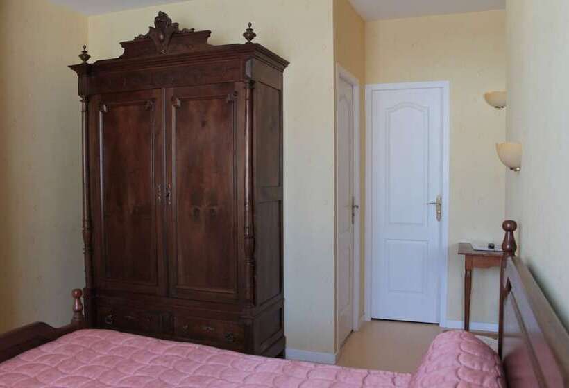 חדר סטנדרט לארבעה, Hôtel Ladagnous