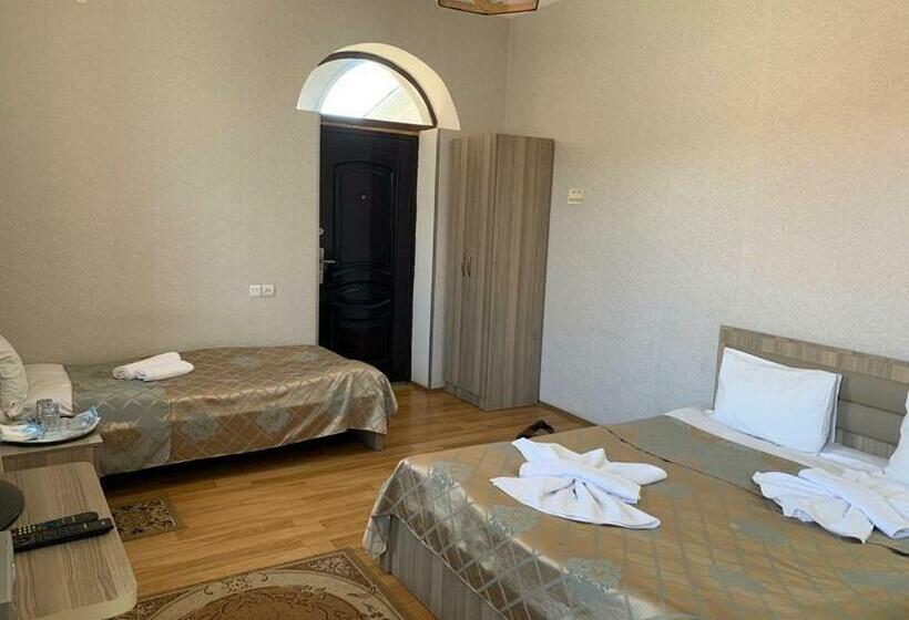 اتاق استاندارد سه نفره, Old Town Akhaltsikhe