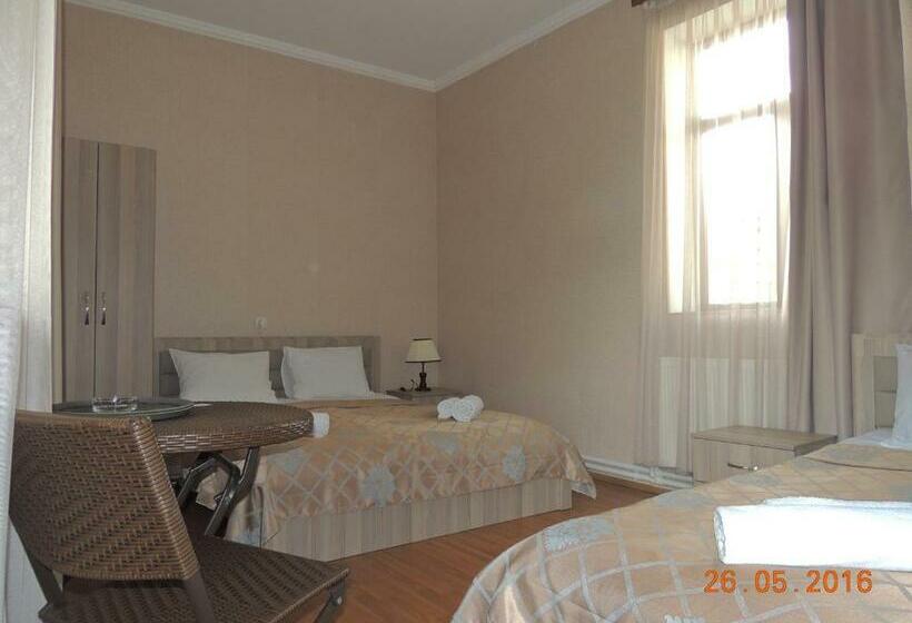 اتاق استاندارد سه نفره, Old Town Akhaltsikhe