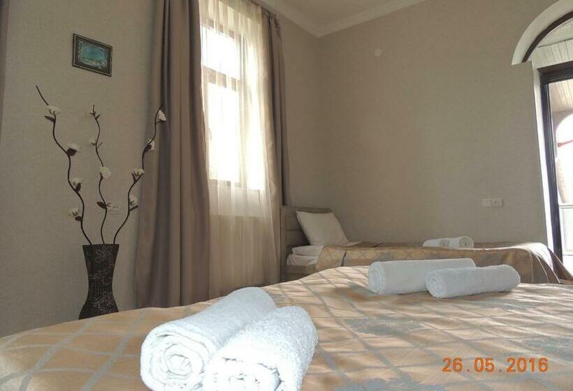 اتاق استاندارد سه نفره, Old Town Akhaltsikhe