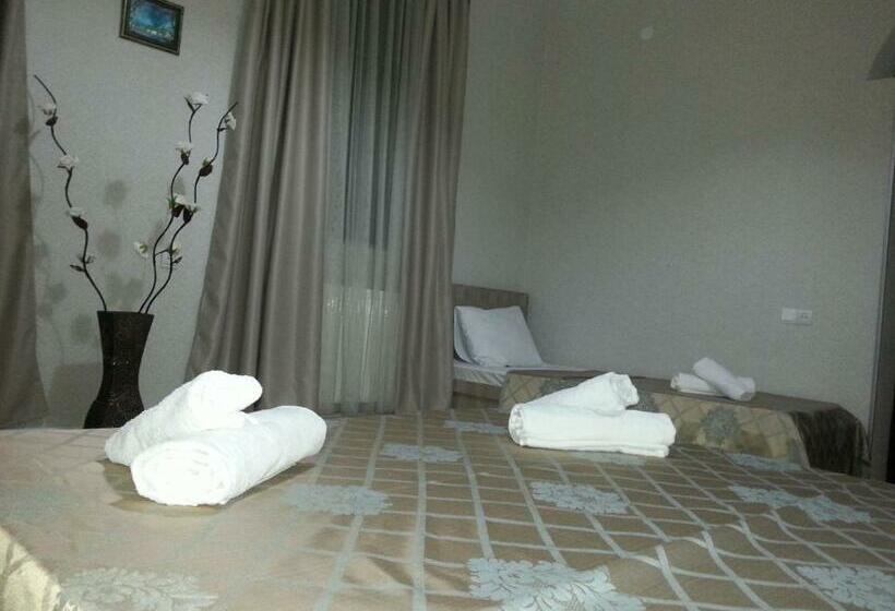 اتاق استاندارد سه نفره, Old Town Akhaltsikhe