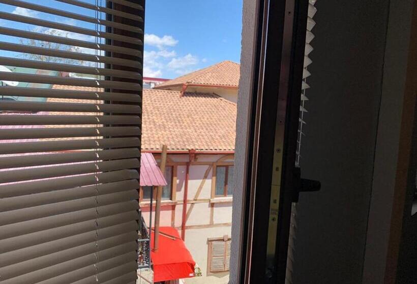 اتاق راحتی سه تخته, Old Town Akhaltsikhe