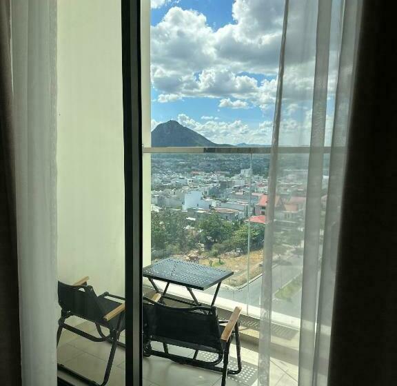 اتاق استاندارد با بالکن, Apec Mandala Hadofinn