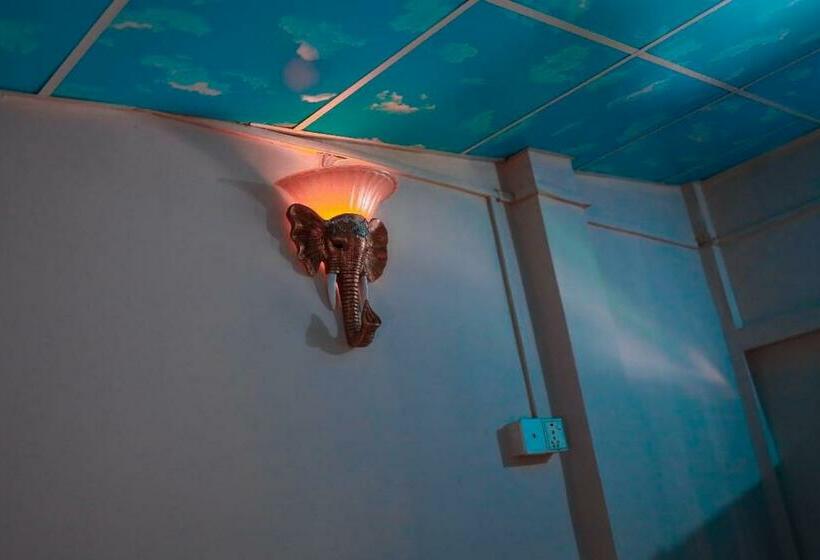 اتاق لوکس با تخت بزرگ, Safari Wildlife Lodge & Camp