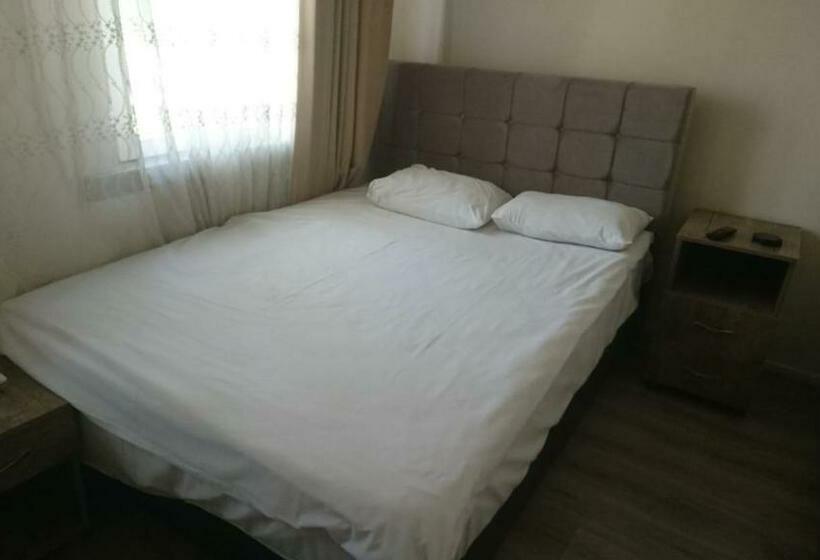 Quarto standard, Kenedi̇ Oteli̇