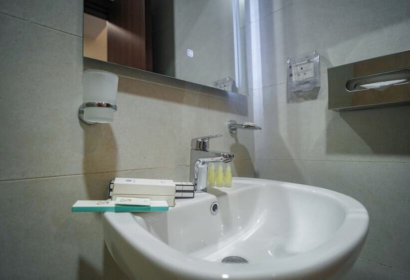 חדר סטנדרט לארבעה, Worth Elite