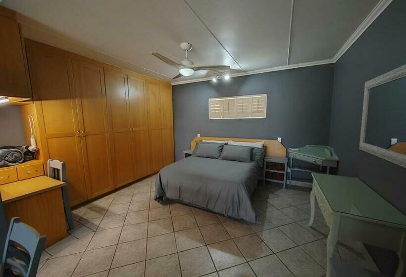 غرفة عائلية, 12 On Churchill