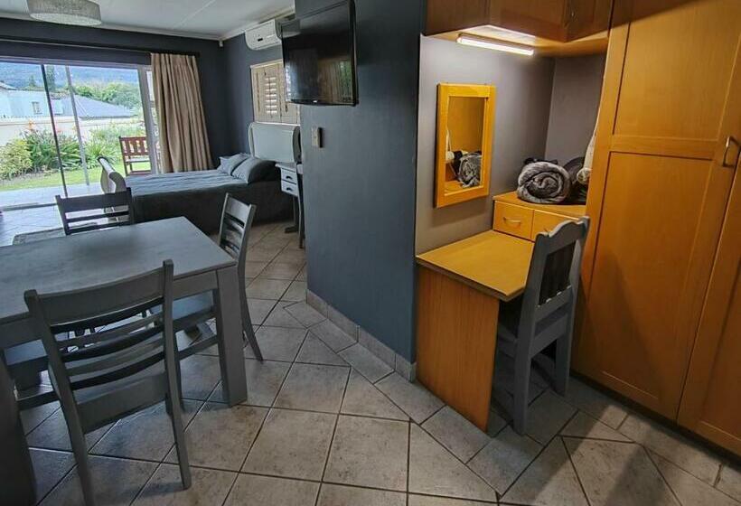 غرفة عائلية, 12 On Churchill