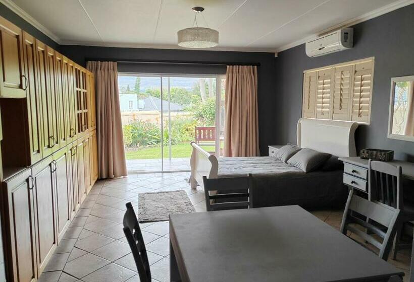 غرفة عائلية, 12 On Churchill