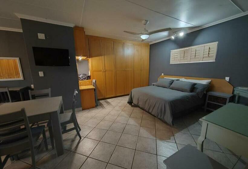 غرفة عائلية, 12 On Churchill