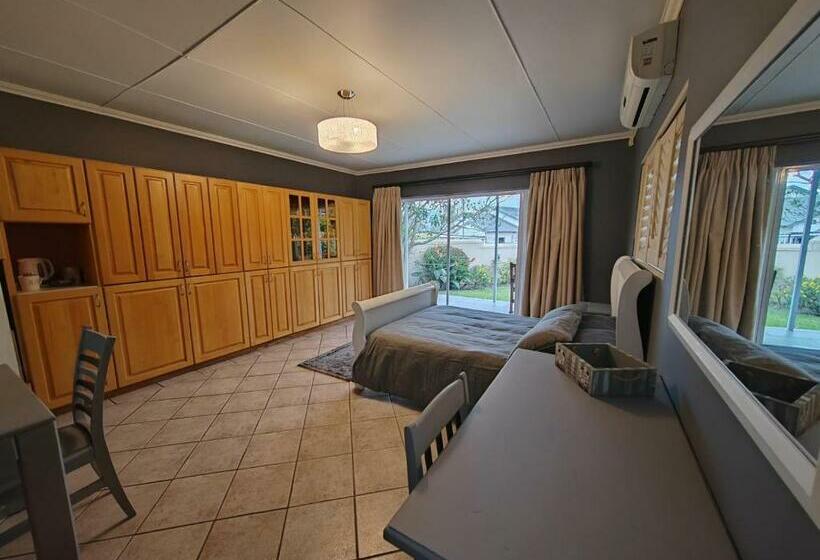 غرفة عائلية, 12 On Churchill