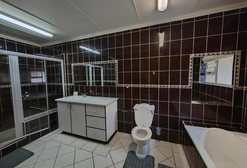 غرفة عائلية, 12 On Churchill