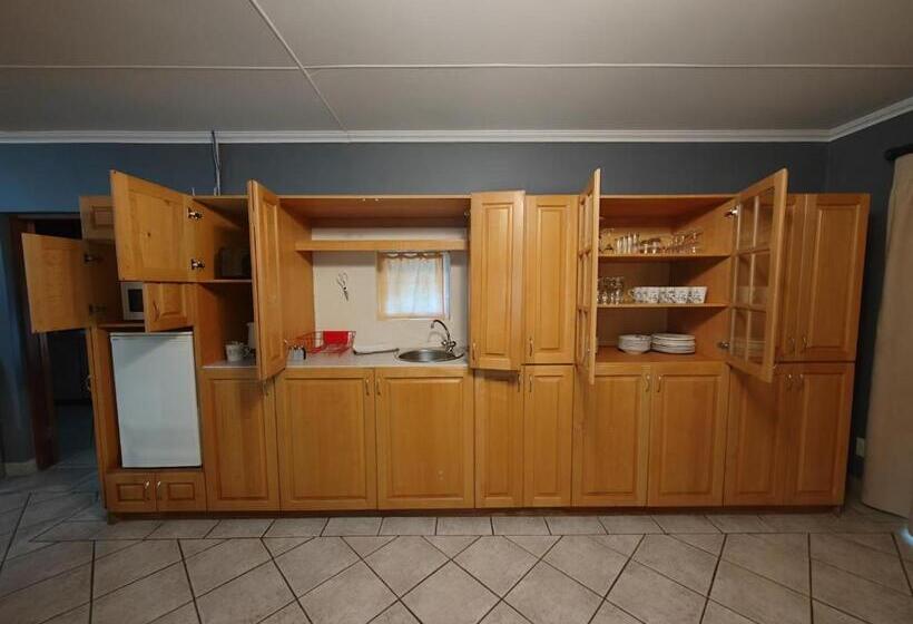 غرفة عائلية, 12 On Churchill