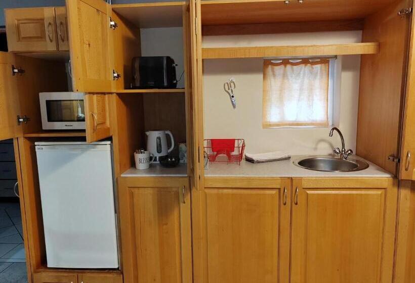 غرفة عائلية, 12 On Churchill