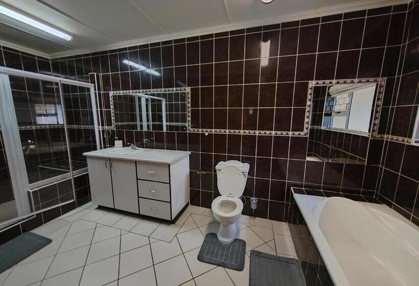 غرفة عائلية, 12 On Churchill