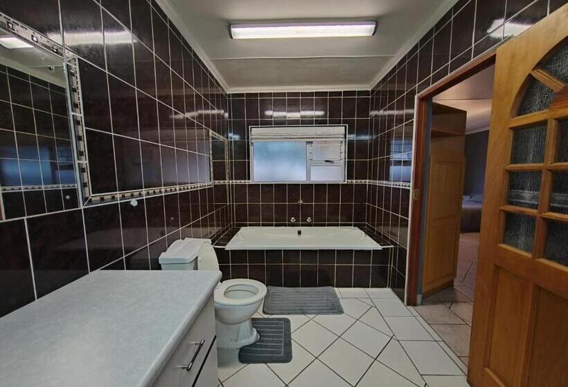 غرفة عائلية, 12 On Churchill