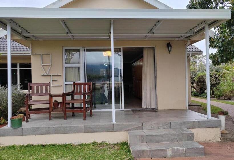 غرفة عائلية, 12 On Churchill