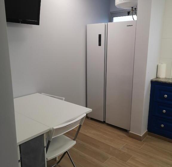 Номер Стандарт Трехместный, Hostal Mari, Alquiler Habitación Privada En Hostal, 6 Habitaciones Cerca De La Universidad Y Aeropue