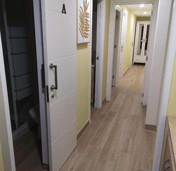 Номер Стандарт Трехместный, Hostal Mari, Alquiler Habitación Privada En Hostal, 6 Habitaciones Cerca De La Universidad Y Aeropue