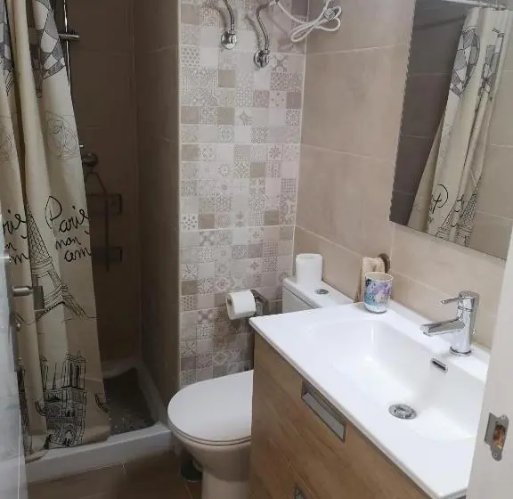 バス共有のスタンダードルーム, Hostal Mari En La Laguna, Alquiler Habitación Privada En Hostal, 6 Habitaciones Cerca De La Universi