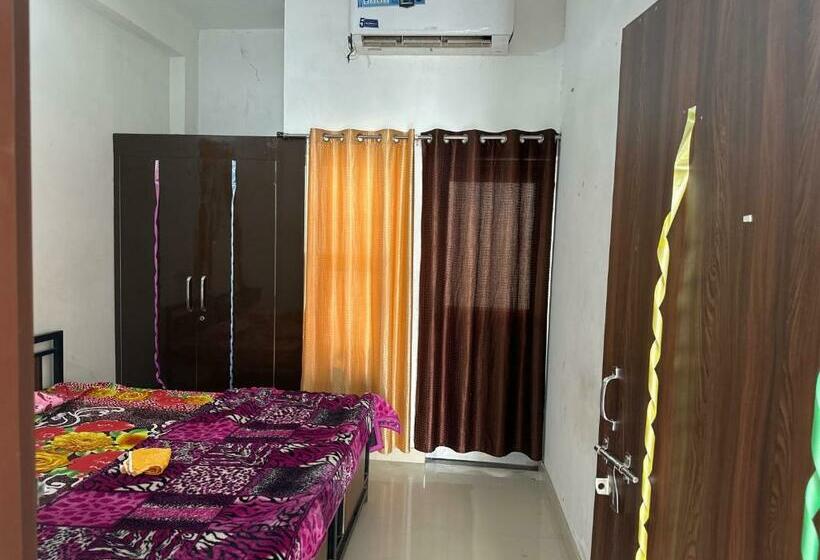 חדר קלאסי לשלושה, Oyo Kanish Place