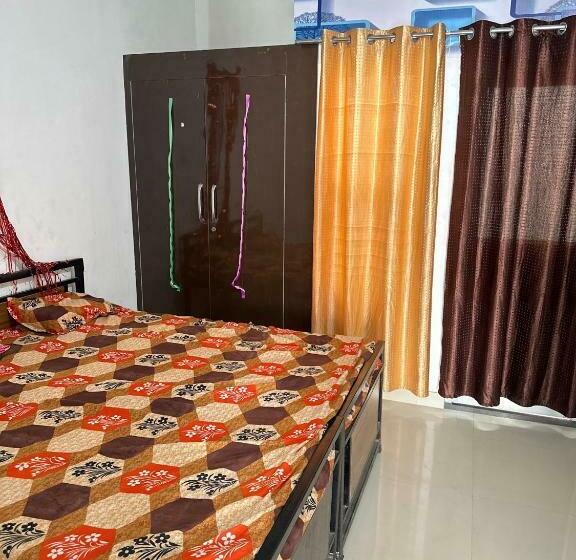 חדר קלאסי לשלושה, Oyo Kanish Place