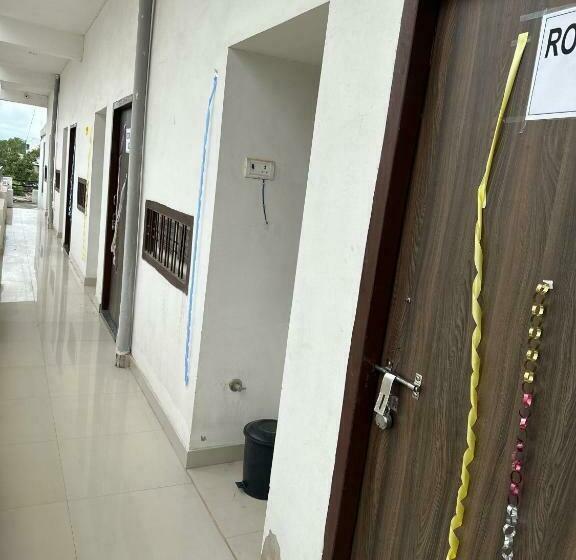 חדר קלאסי לשלושה, Oyo Kanish Place