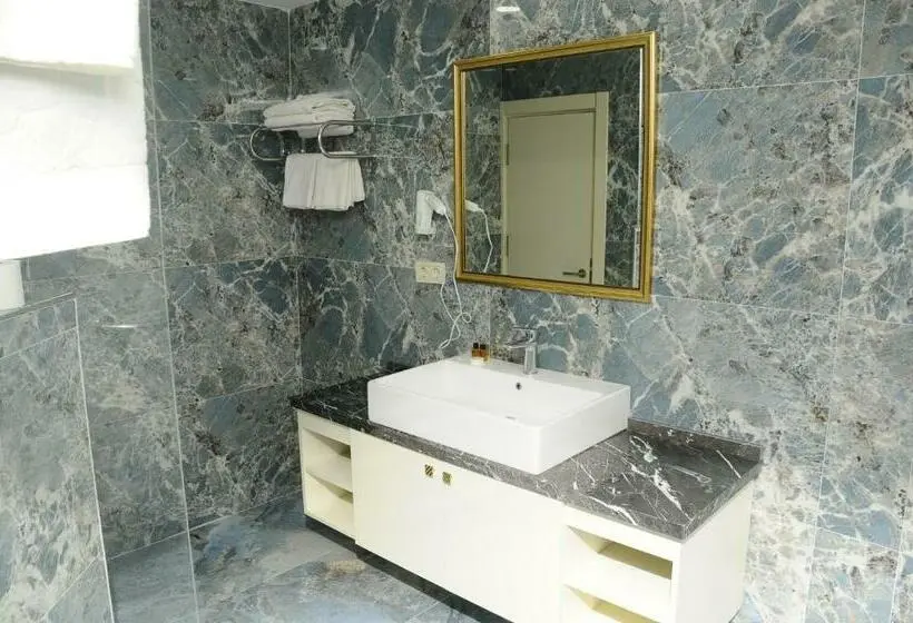 سوئیت با تخت بزرگ, Sevcan