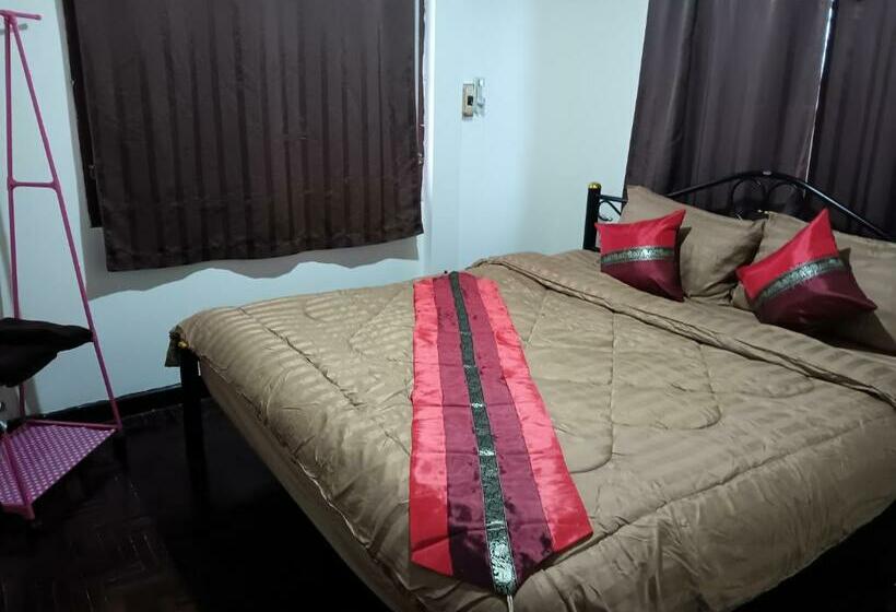חדר סטנדרט חדר אמבטיה משותף, Hug Glur House Tour And Hostel